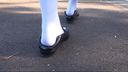 踵を踏んで歩く女性　パンプス、ローファー、スニーカーのカカトを踏みつぶして歩く