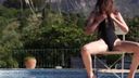 只是愛上一個非常可愛的女神的游泳池邊裸露的M形腿，她甚至為大黑框眼鏡而萌！