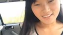 にんまりと笑った表情が超キュートなアジア系美女が昼間っからカーセックスに没頭する露出系のハメ撮り動画です！