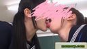 女同性戀女孩在發出chupa-chupa聲音的同時給予深吻