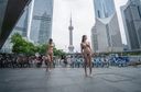 【照片集】兩名活躍模特裸體暴露在市中心。