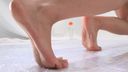 발 페티쉬 간호사는 맨발로 미끄러운 바닥을 쓸고 있습니다.