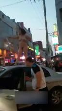 I can't see the squid of a Korean woman who suddenly gets naked in the city with many people and goes crazy on the car ...