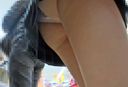 【制服巨乳J●パンチラ】彼氏と楽しくショッピング中の超激カワ巨乳プリ尻ちゃんのパンツはTバック状に食い込んでいた!