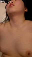 [Uncensored] Solo shooting with smartphone [20-year-old active female professional wrestler with an inner muscle body with a baby face whip shakes big and pants in the first sex of life] 04:04