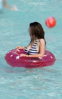 vol117 - 수영장에서 놀고 있는 폭유 수영복 미소녀! 너무 커서 브래지어를 입는다! 【사진&amp; MP4Movie] 느린 재생 녹음을 재편집했습니다.