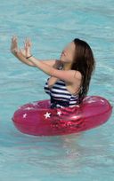 vol117 - 在游泳池裡玩耍的巨大豐滿泳裝女孩！ 太大了，我戴胸罩！ 【照片與 MP4電影]重新編輯慢速播放錄音