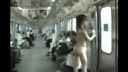 【露出】電車でワンピースがはだけて全裸を晒してしまうお姉さん