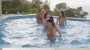 在一個視野非常好的室外游泳池裡，六個充滿個性的美女將進行一場超級壯觀的女同性戀遊戲混合！ ！！