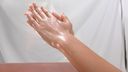 手戀物癖視頻閃亮的女性手掌用奶油和水濕潤