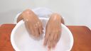 손 페티쉬 비디오 크림과 물로 젖은 반짝이는 여성 손바닥