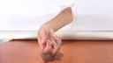 여성 손 페티쉬 비디오 종이에서 나오는 손은 섹시한 움직임을 만든다
