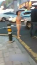 我看不到一個韓國女人的魷魚突然在城市裡和很多人赤身裸體，在車上發瘋......