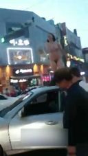 我看不到一個韓國女人的魷魚突然在城市裡和很多人赤身裸體，在車上發瘋......