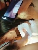 스베스베의 머리카락에 청초감 발군의 아마추어 여성을 남자 2명에게 마음껏 찍히는 3P스마트폰 개인 촬영!