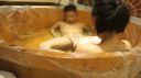 An Asian gonzo work that flirts with a choimuchi amateur girlfriend in a circular bath in a love hotel and inserts it in bed!