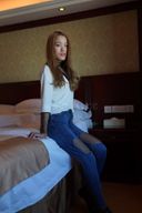 【Uncensored photo session】The young girl exposes her naked and pubic area in the hotel.