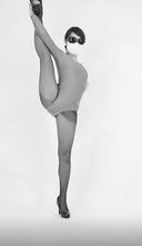 一個身為芭蕾舞演員的女人穿著各種服裝打開