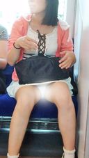 你應該考慮如何坐下... 穿著全套內褲的姐姐面對火車