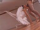 讓一個美麗的女人扮演芭蕾舞演員，給你一個。