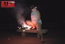 [0983] Perverted wife who sits in front of a huge stick with her shoulder by playing exhibitionist and inserting fireworks First performance with a foreigner of Middle Eastern descent!