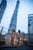 【Photo Collection】Two active models are naked exposed in the city center.