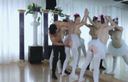 三個可愛俐落的軟體芭蕾舞演員如天鵝，同時在練習場上，輪流搭檔的四人組塞克羅斯是兇猛的，在淫穢與整齊之間製造出精緻的鴻溝！