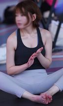 [Yoga photo book] Even during yoga, I have a high sense of beauty and heavy makeup, but I am vulnerable to the heat and M-shaped open legs ...