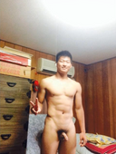 21歲，著名運動員的肌肉男子氣概