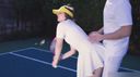 에로틱한 테니스 코치와 에로로 귀여운 레슨 학생 3명이 야외 테니스 코트에서 테니스 대신 섹스 레슨을 시작한 귀여운 테니스 룩의 4P!