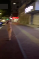 [Outdoor exposure] Slender sister walks naked in the city! !! There are people normally, but...?