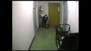 【隱藏的相機】用太陽鏡隱藏自己！ 一個已婚女人在東京一棟多租戶大樓的廁所裡與一個通姦伴侶的男人發生性關係！