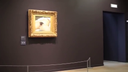美術館でアソコを広げてアート作品となる女性