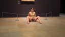 美術館でアソコを広げてアート作品となる女性