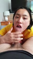 [天使]一個超級可愛的中國女孩，似乎天生只是為了舒適地舔男性生殖器，小心翼翼地在她的臉上摩擦她的○，並與Jupo Jupo一起！