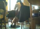 從後面觀察立洲OL在咖啡館脫鞋時放鬆
