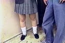 키무오타의 농락으로 장난감이 되는 가치 유니폼 소녀. 페탄코에 흰색 브래지어. 큰 엉덩이를 서 있는 남자