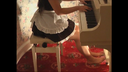 피아노와 오르간 페달에 아름 다운 하녀 스타킹