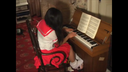 아름다운 여학생 피아노, 오르간 페달, 봉제 인형 쿠라