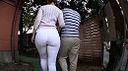 Married woman next to pants line skewed! Sweaty sex of an affair couple who go around violently!