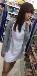 こんな美人ナースがパンツ丸出し・・！？