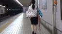 【素人顔出し】リクスー姿の女子大生を電車内対面パンチラ撮影