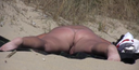 在沙灘上裸體享受♡日光浴