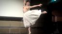 上裸で踊るセクシーバレエダンサー
