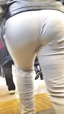 음란한 보조개를 가진 큰 엉덩이 유부녀