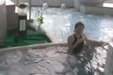 【개인 촬영·아마추어】이상! 수영장에서 야외 놀이에 도취하는 드 M 유부녀!