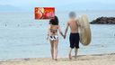 【男女NTR海水浴：我在沙灘上海里... 〝海水浴盛宴〟】成熟妻子：NTR個人拍攝