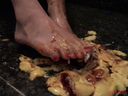 【Personal shooting】Toes and soles stained with pudding trampled with bare feet [Video]