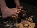 【Personal shooting】Toes and soles stained with pudding trampled with bare feet [Video]
