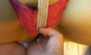 [Personal shooting] A beautiful mature mother writhing in a hemp rope from the top of a flashy red underwear that tightens the body with a rope that creaks as she struggles